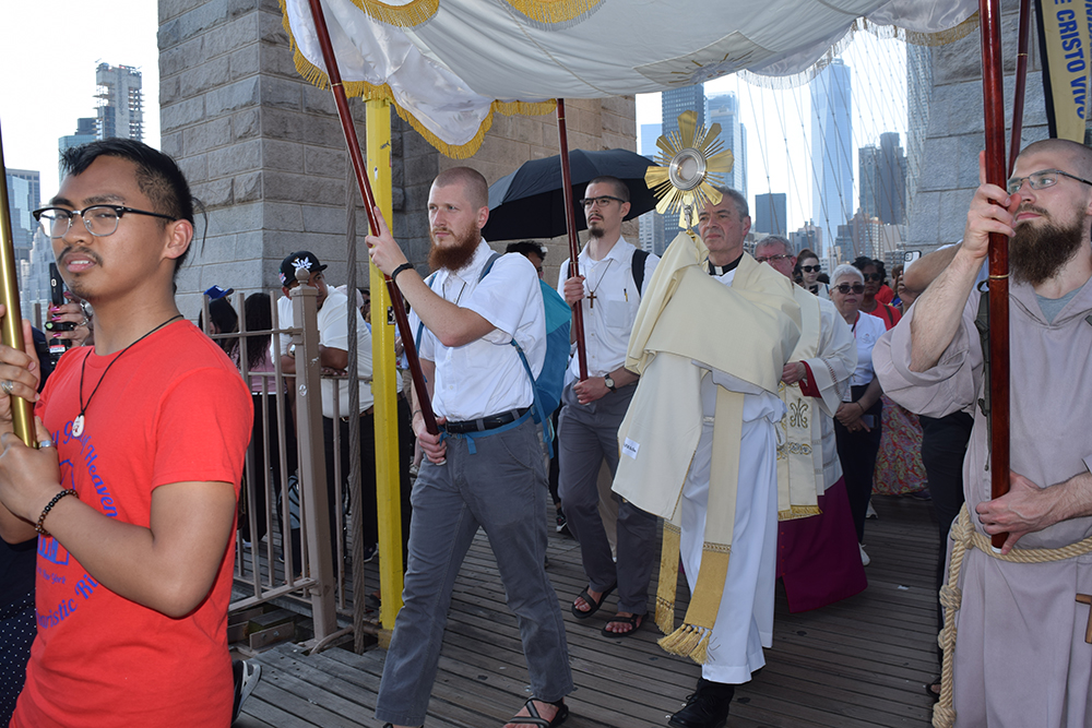 A Eucharistic procession crosses the Brooklyn Bridge The Catholic Thing